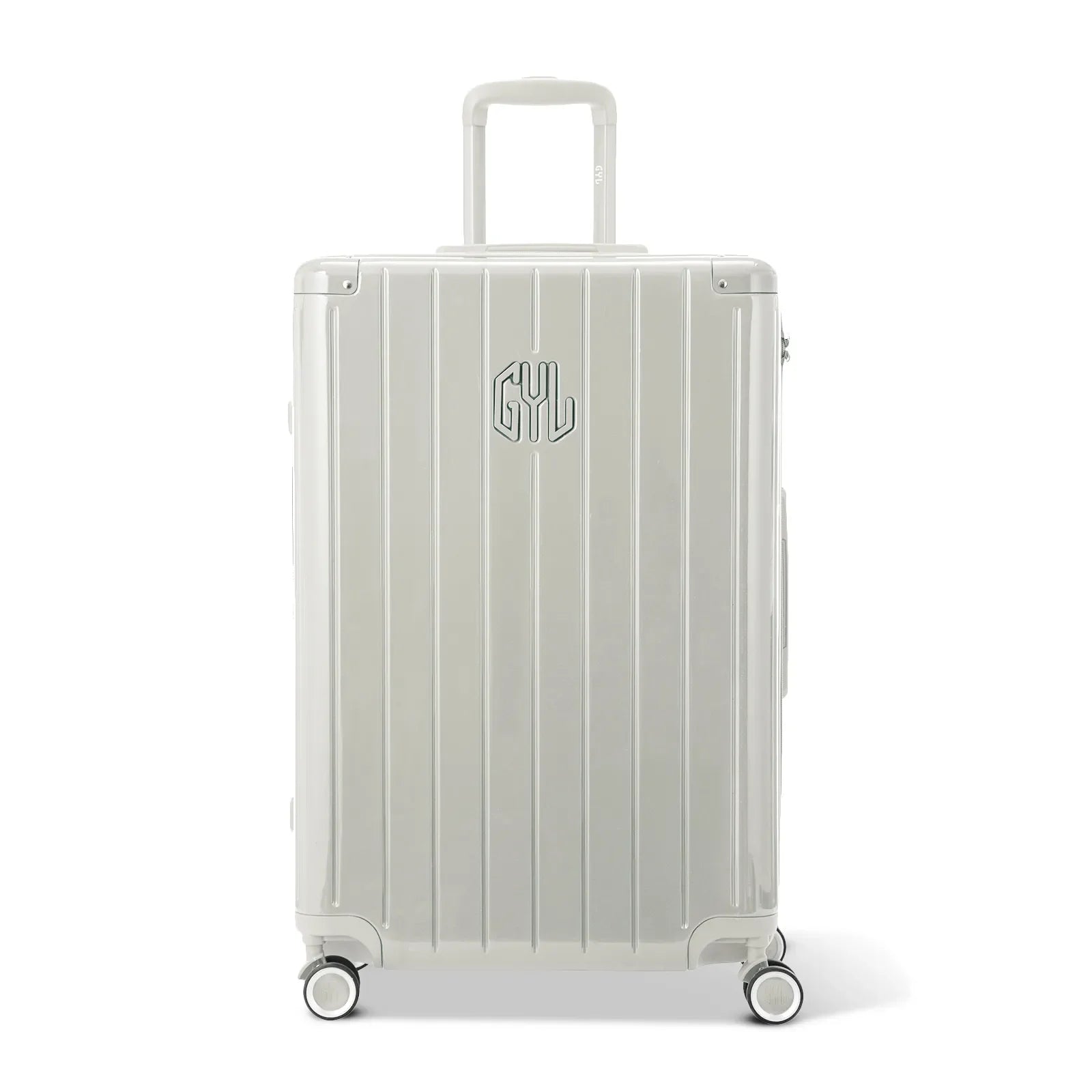 Vue avant de la valise rigide GYL Intemporelle sable, logo embossé et roulettes 360 degrés. #couleur_sable