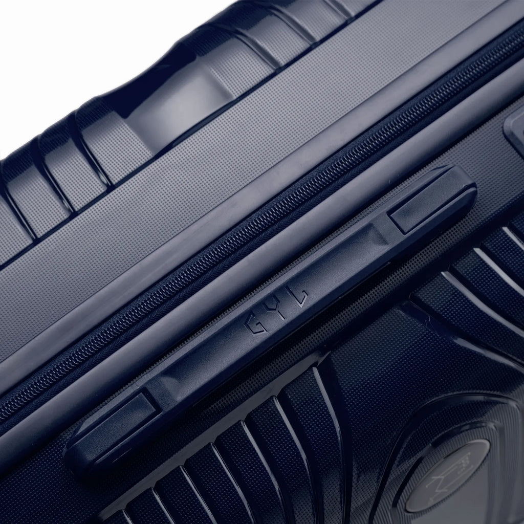 Detalle del asa lateral y del logo GYL en la maleta Signature azul marino. #couleur_marine