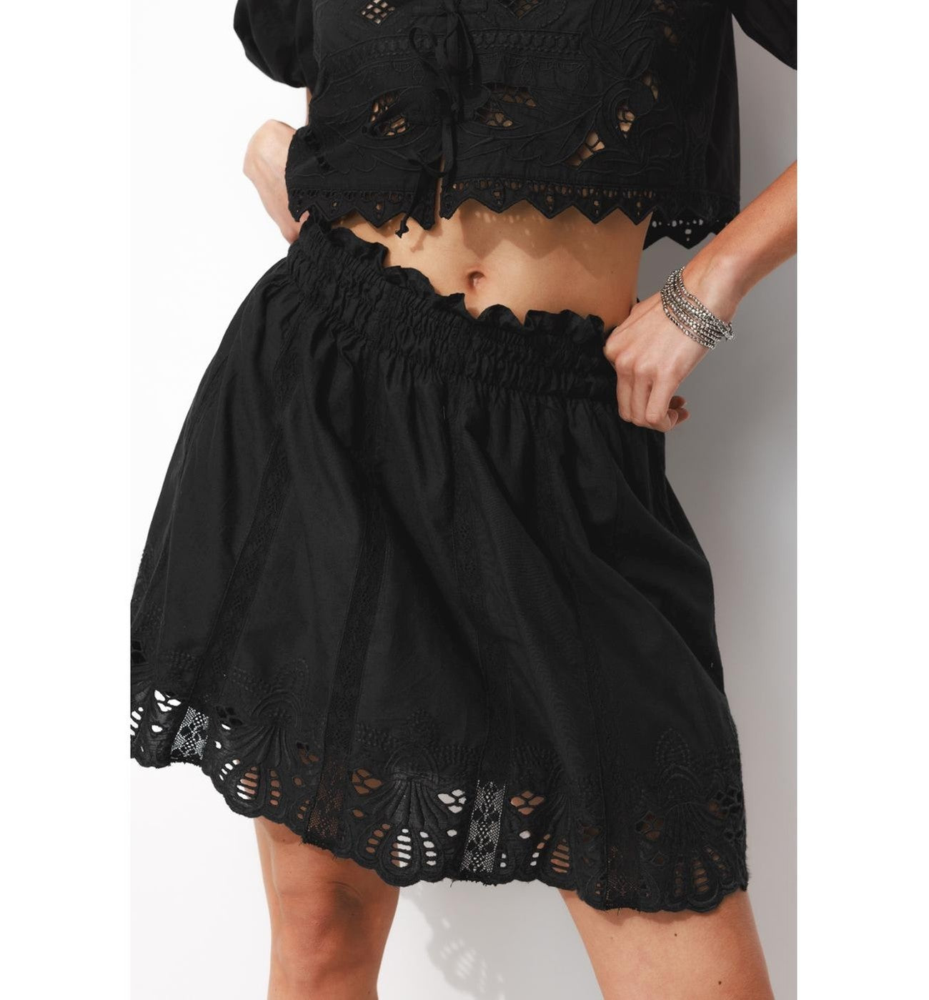 Falda corta con bordado inglés - Uni Dark Black