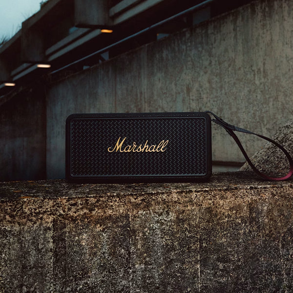 Marshall – Middleton II - Głośnik przenośny - Black & Brass, czarny głośnik stojący na betonowym murku, widok z przodu
