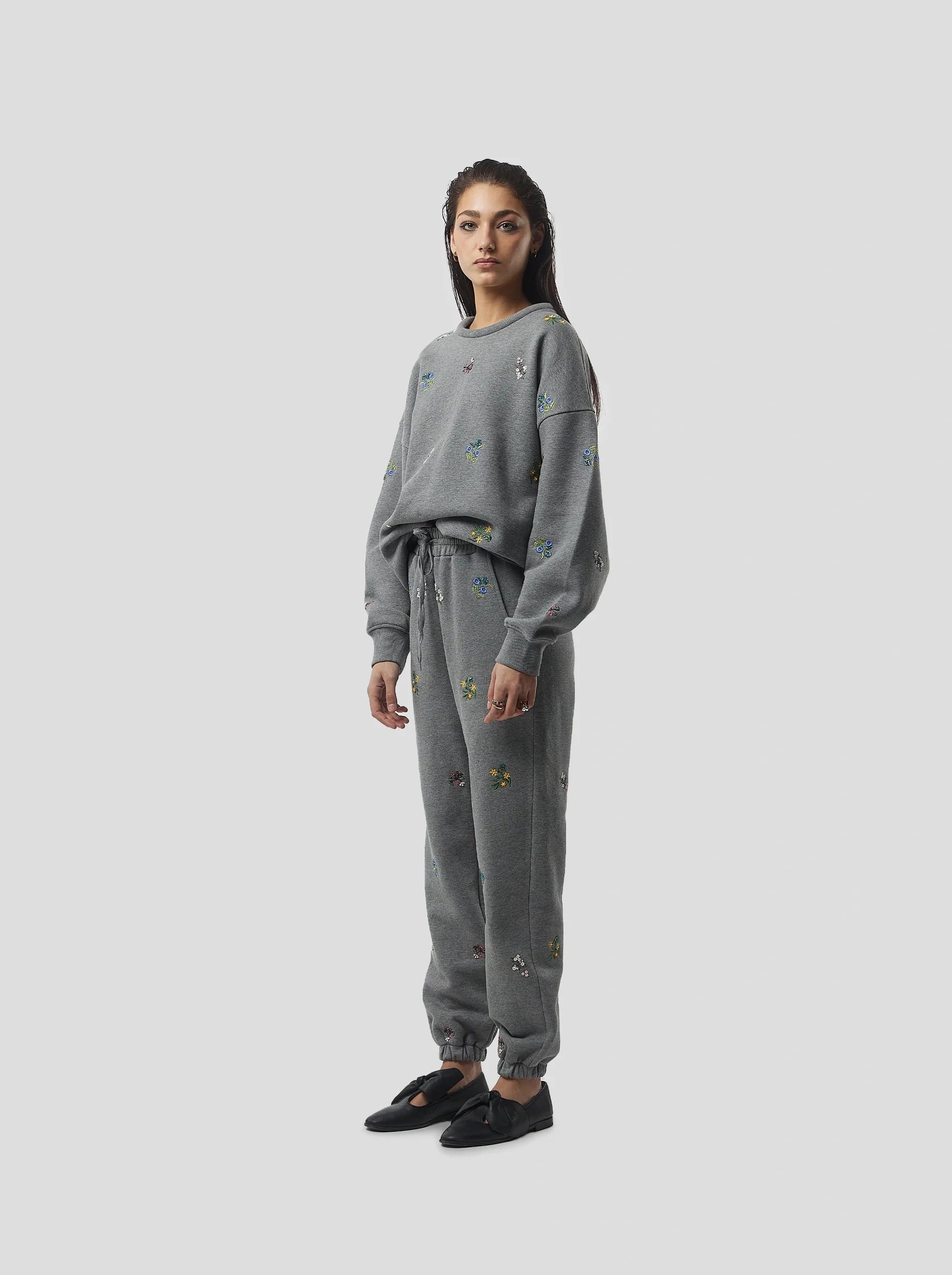 Pantalon Kiara In Grey Beaded Embroideried Fleece