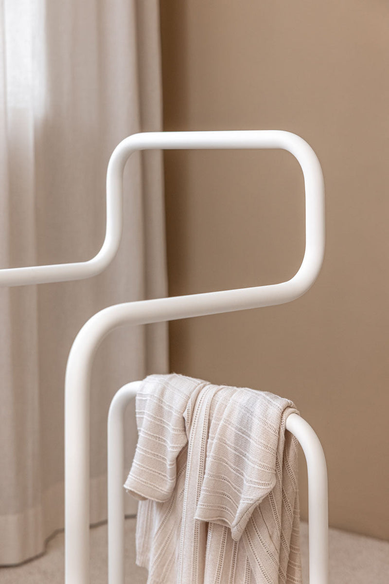 Minimalista Herrendiener mit einem leichten Stoffhänger, ideal para ropa en Schlafzimmer.
