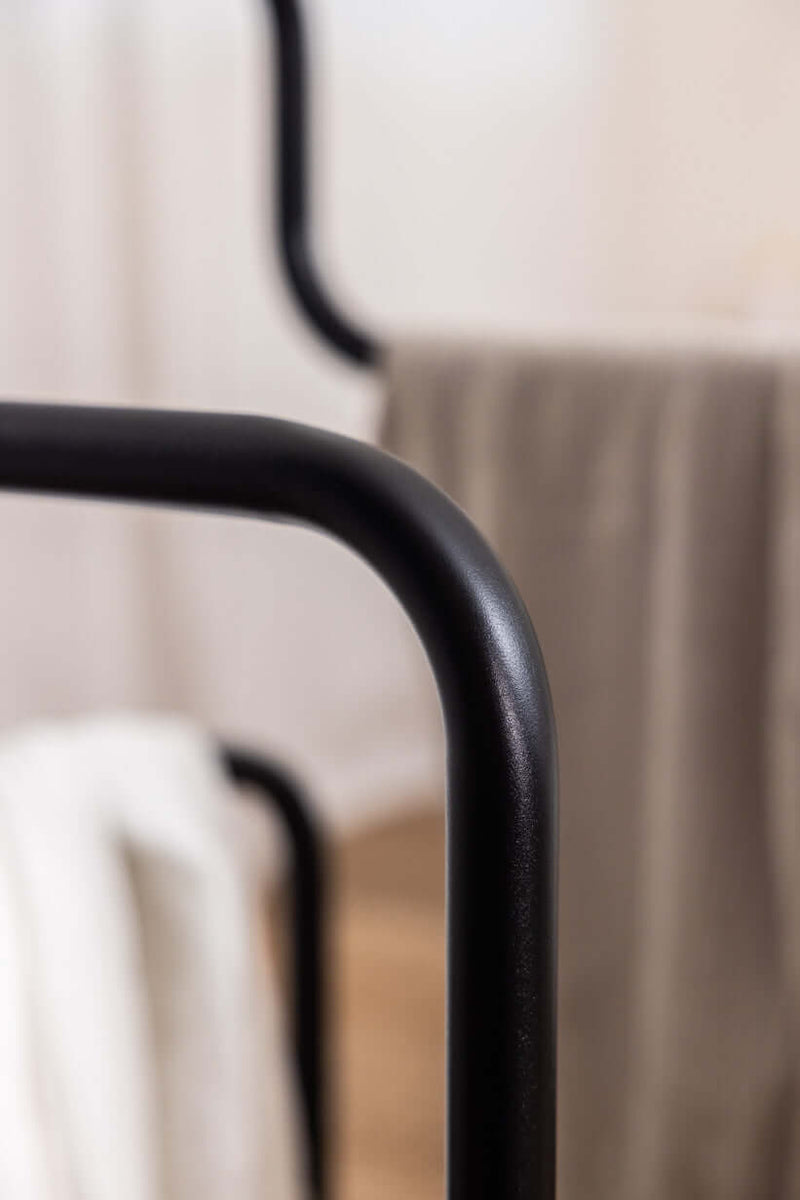 Nahaufnahme des Herrendiener JAMES mit schwarzem Metallrahmen und minimalistaischer Gestaltung in einem Ankleidezimmer.