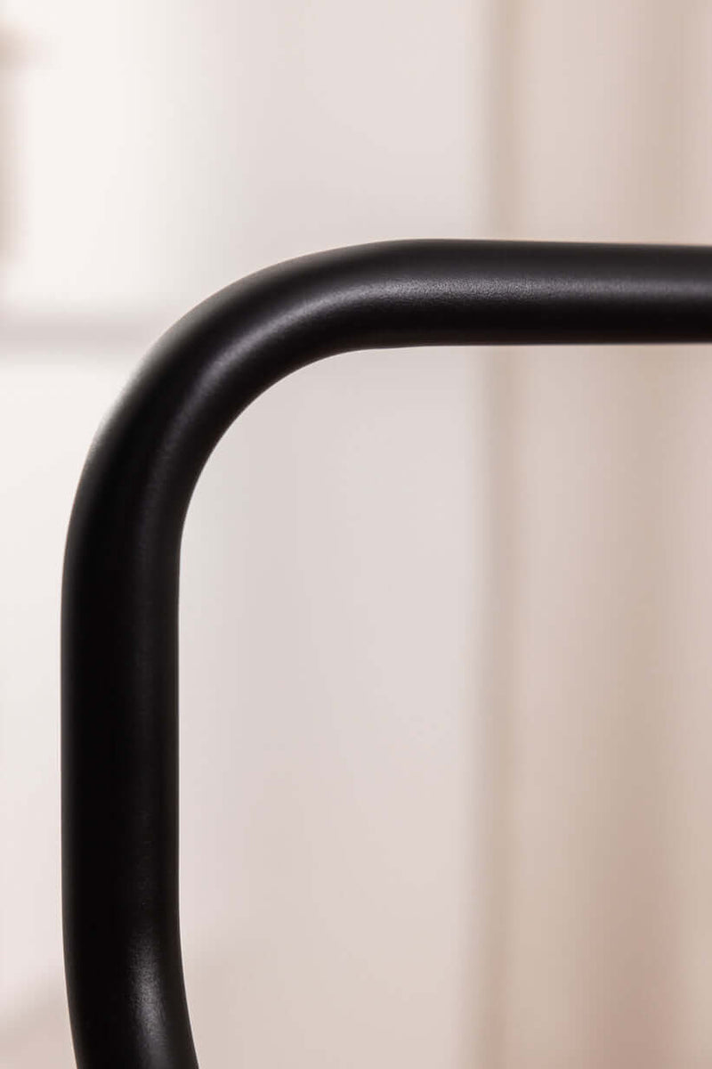 Detalles de Herrendiener JAMES mit elegantem, schwarzem Metallrahmen.