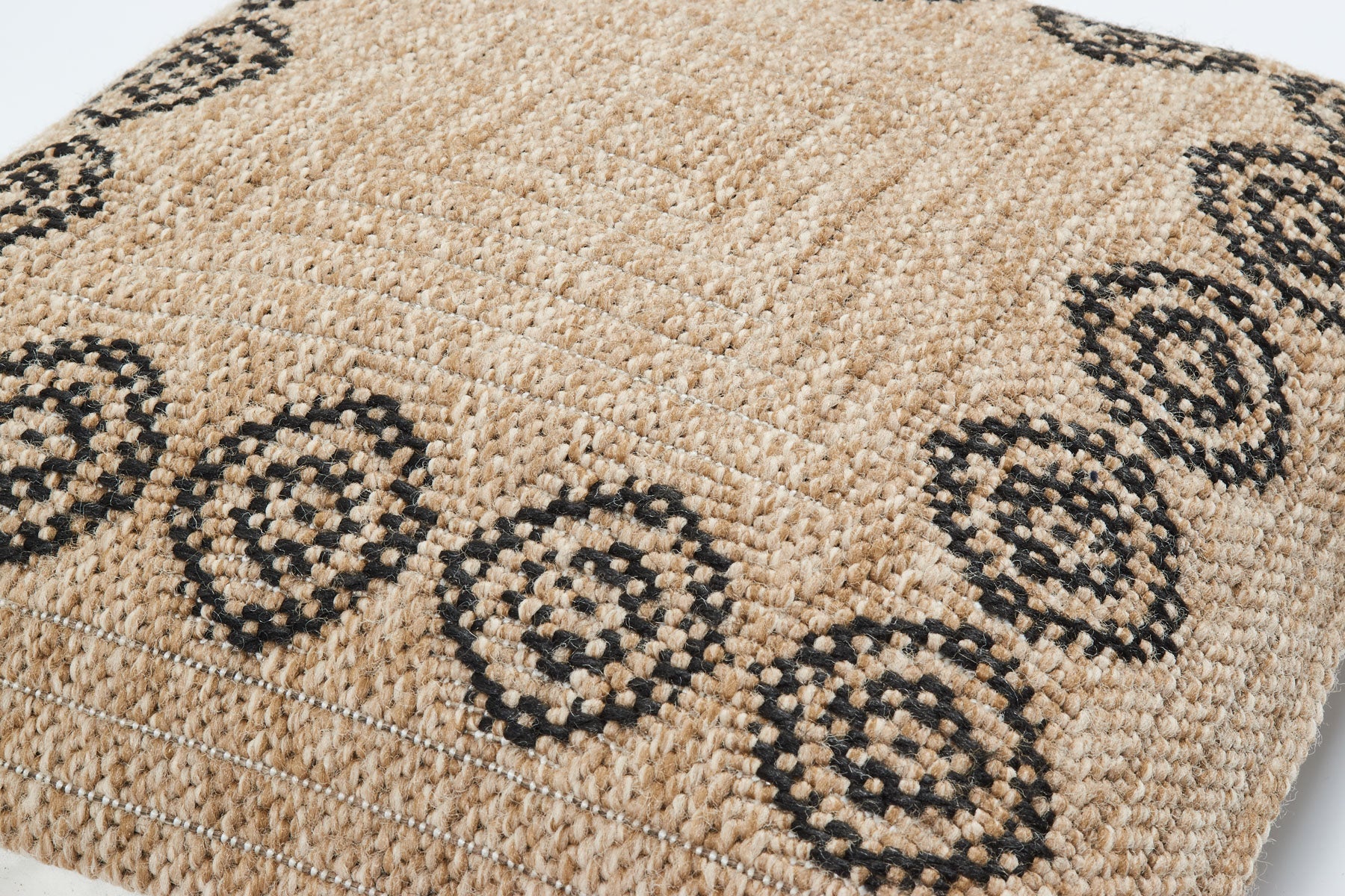 Funda de cojín redonda negra con estampado efecto yute natural Alfombras Nazar