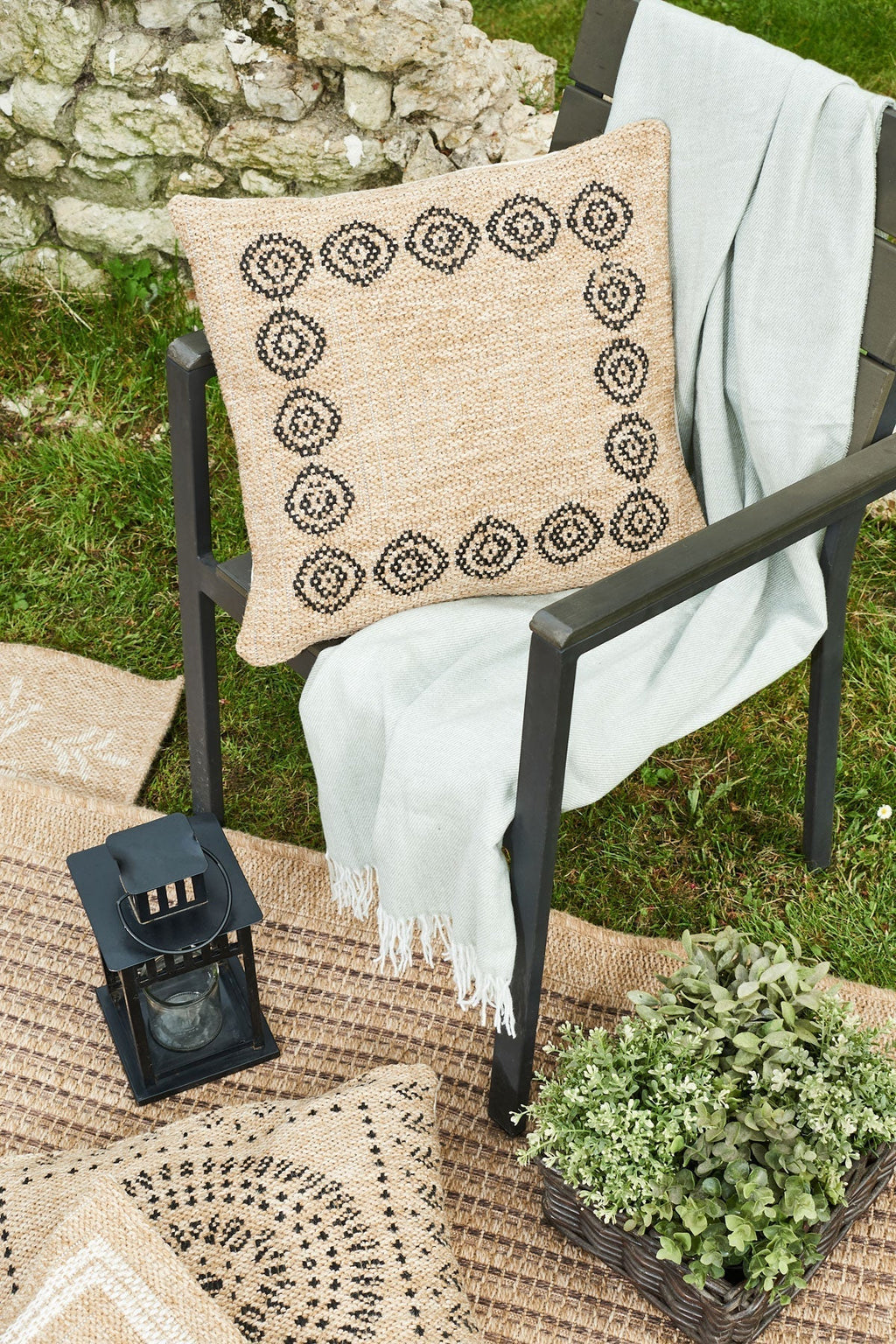 Funda de cojín redonda negra con estampado efecto yute natural Alfombras Nazar