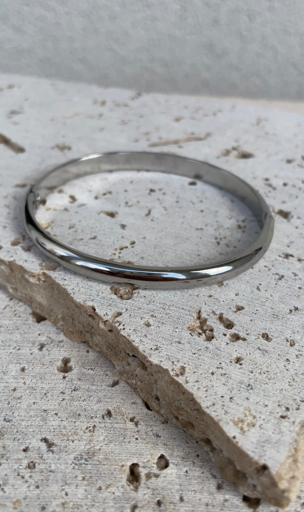 Bracciale semplice rigido