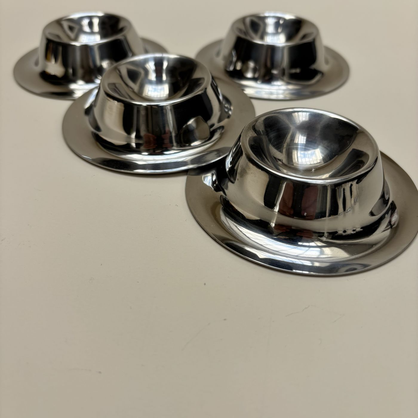 Ensemble De 4 Coquetiers En Métal Vintage