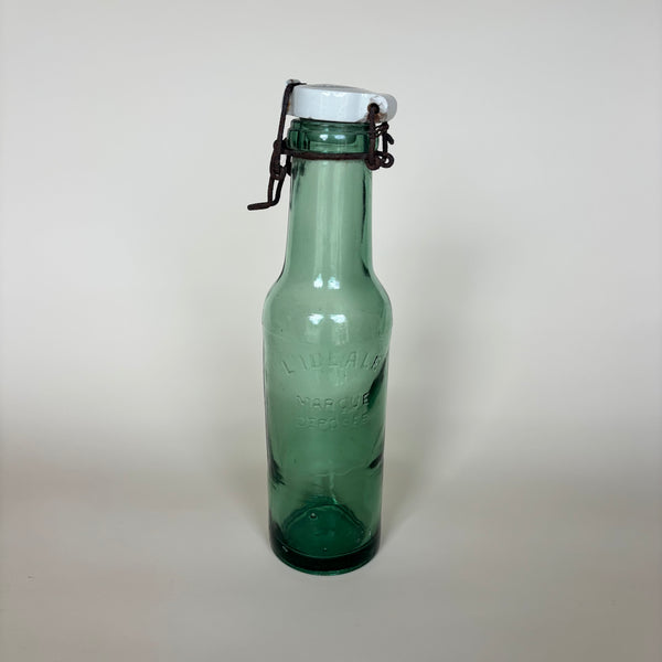 Tarro de vidrio con forma de botella