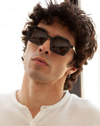 Gafas de sol Danica Olive: montura hexagonal, usada por un hombre