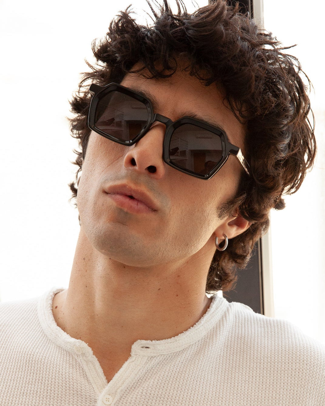 Gafas de sol Danica Olive: montura hexagonal, usada por un hombre