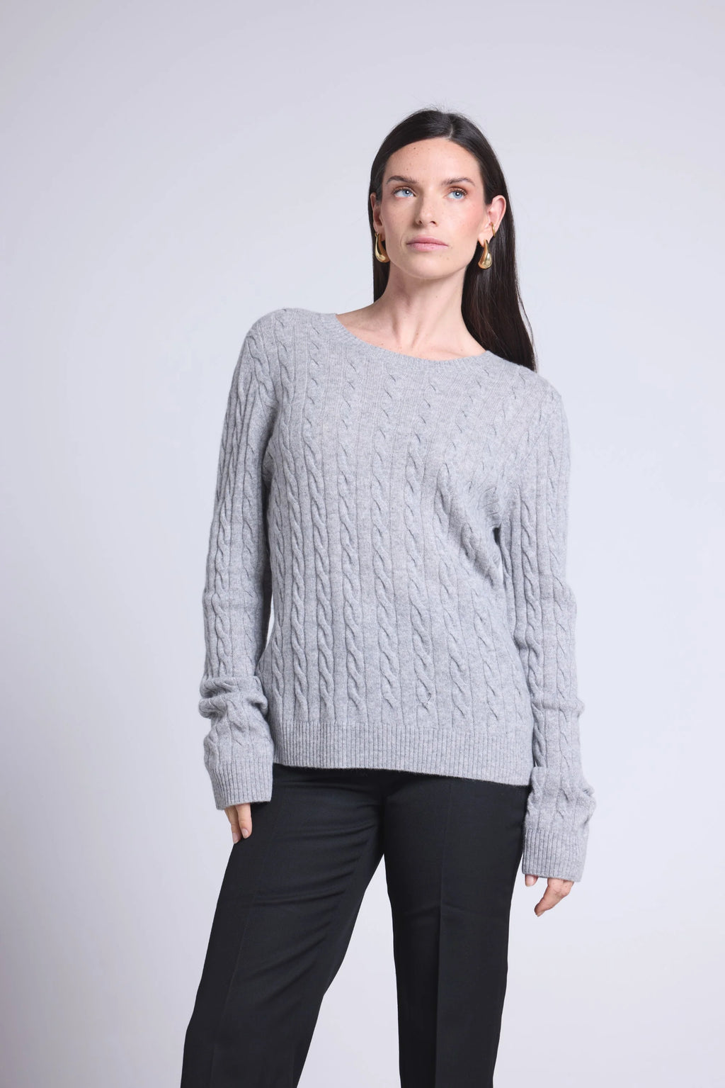 Rundhalset kabelstrikket sweater Isabella - Grå - Dame - 100% kashmir