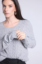 Rundhalset kabelstrikket sweater Isabella - Grå - Dame - 100% kashmir
