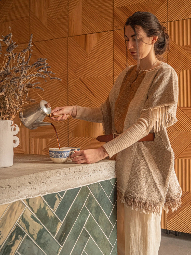 Poncho corto de inspiración amerindia