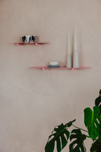 Wandregal LENN in Rosa, minimalist Gestaltung mit Decoration auf zwei Ebenen an einer Wand.