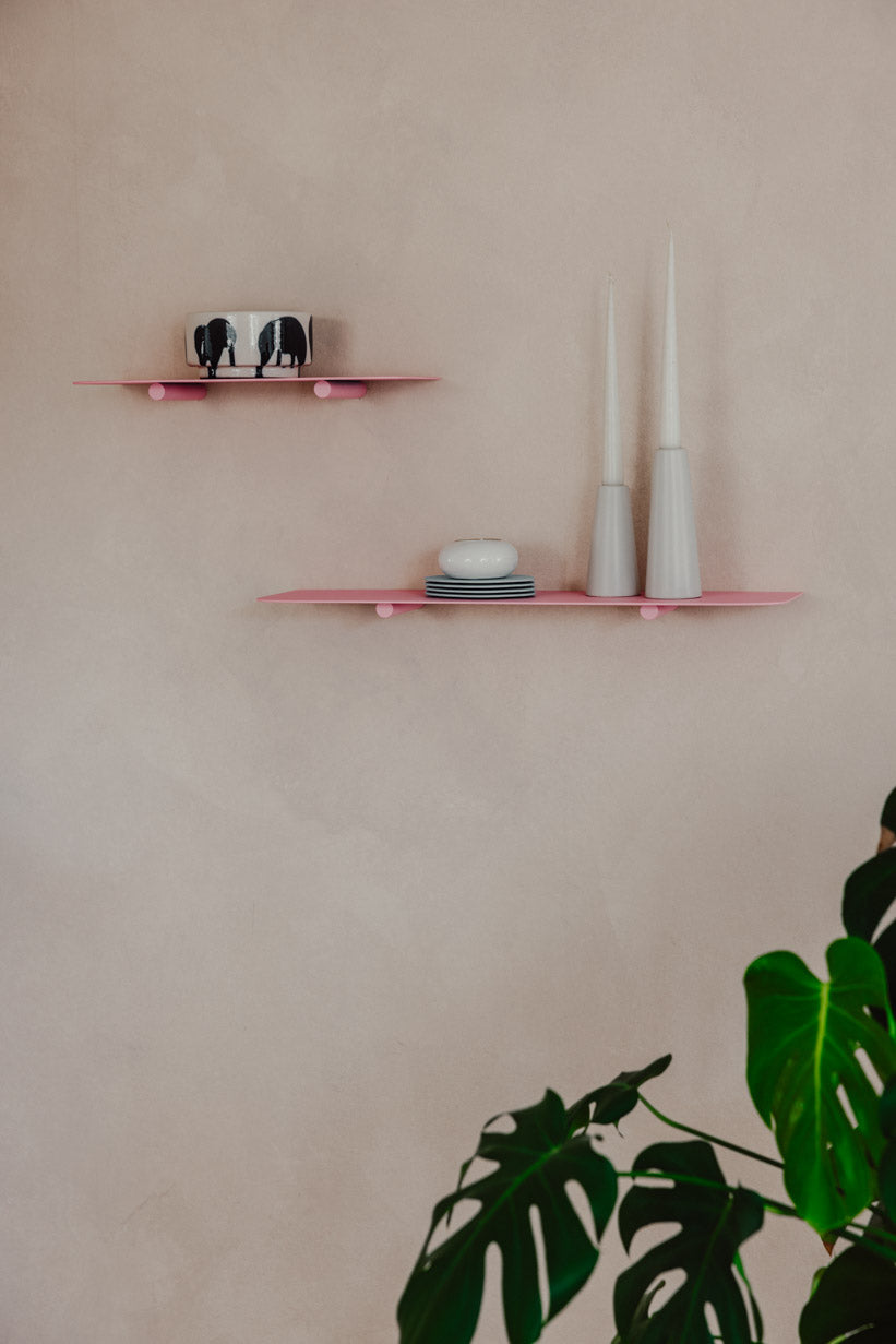 Wandregal LENN in Rosa, minimalist Gestaltung mit Decoration auf zwei Ebenen an einer Wand.