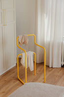 Herrendiener JAMES en gelb, elegante Kleiderständer für Schlafzimmer und Ankleidezimmer.
