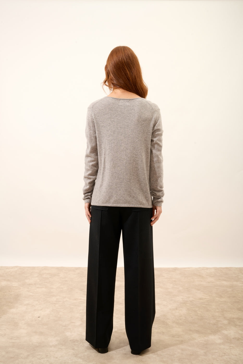 V-halset striktrøje - Joan - Meleret skygrå