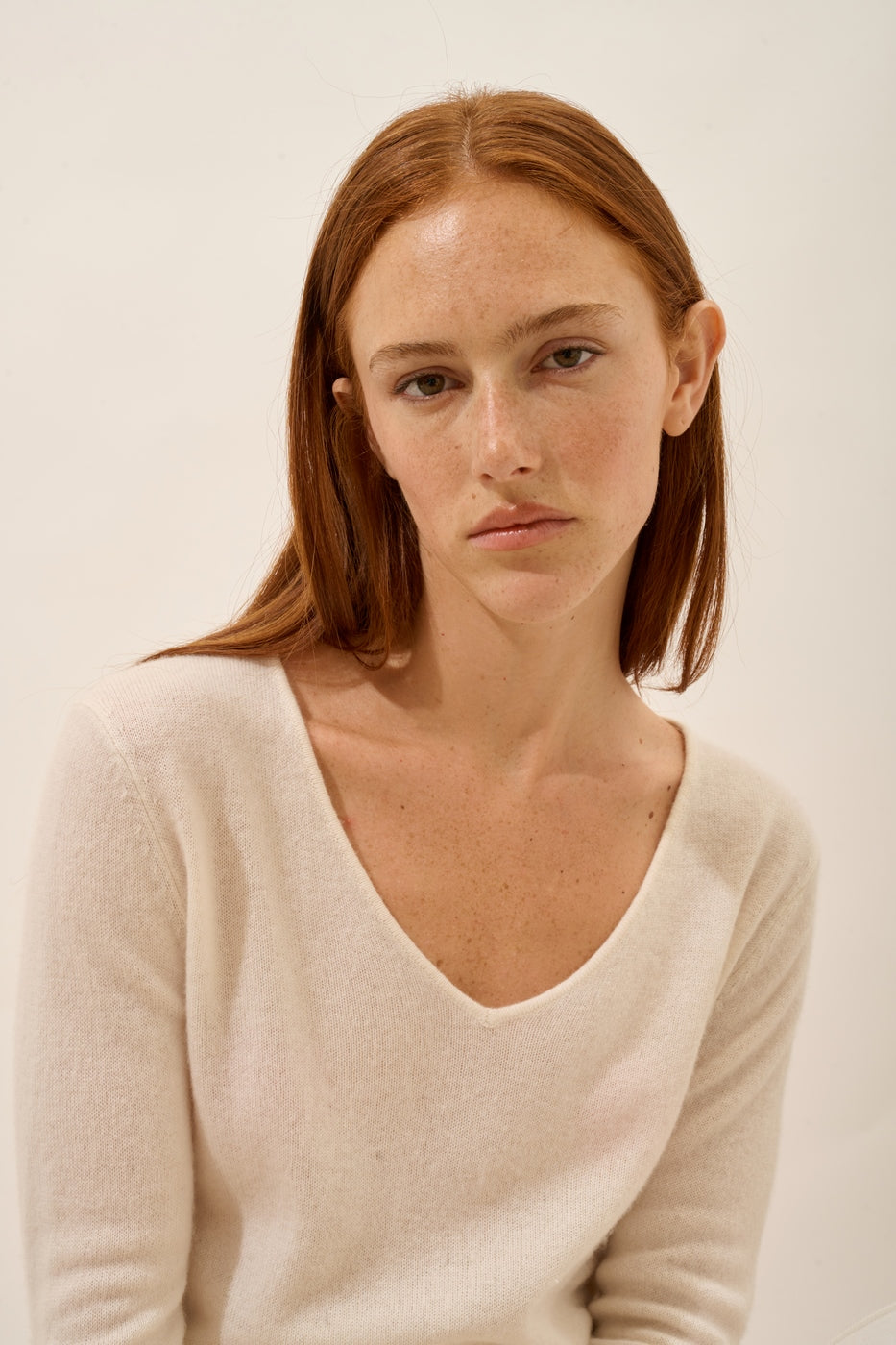 V-halset sweater - Joan - Råhvid