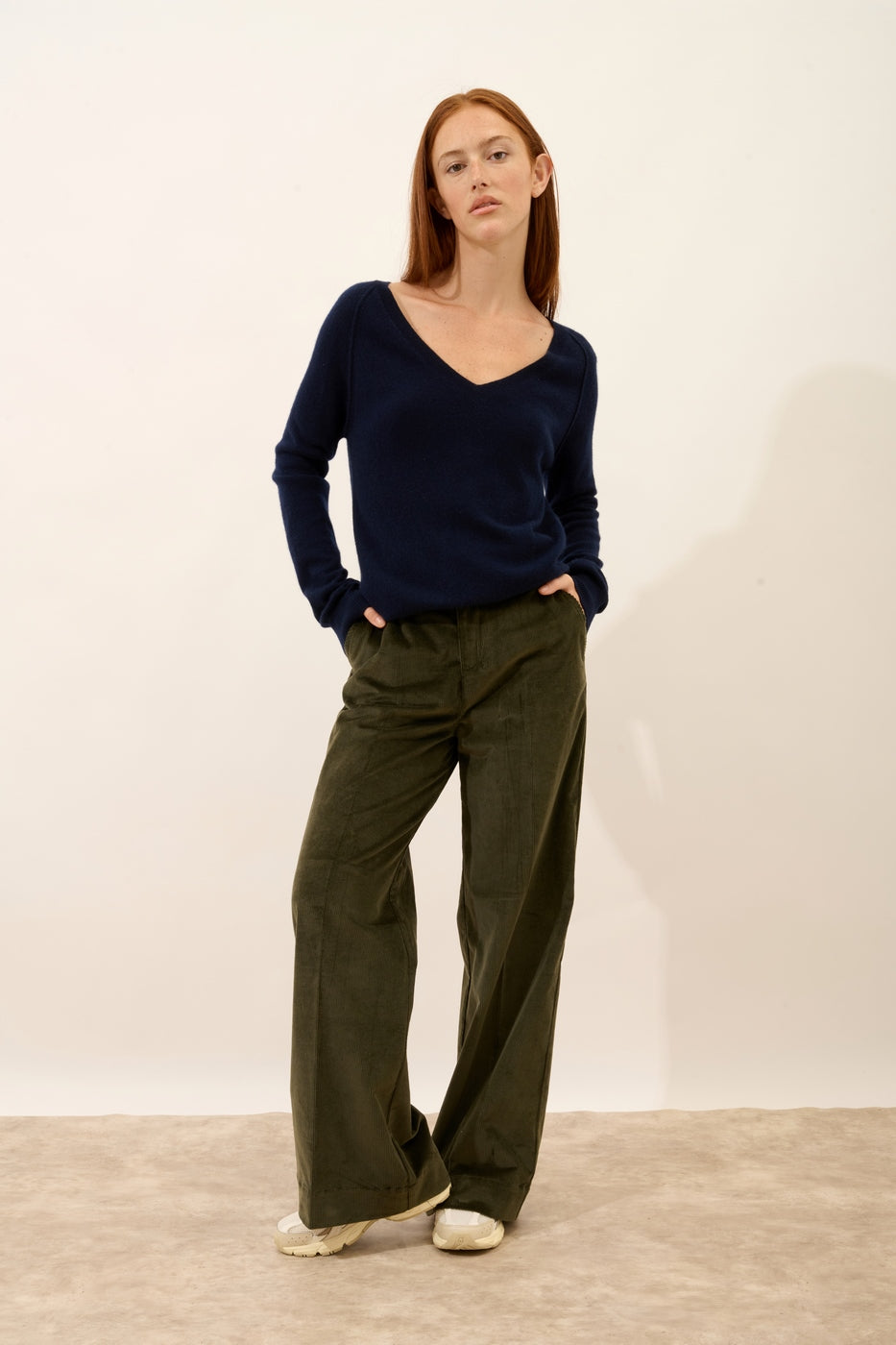 Sweter Z Dekoltem W Serek - Phoebe - Navy