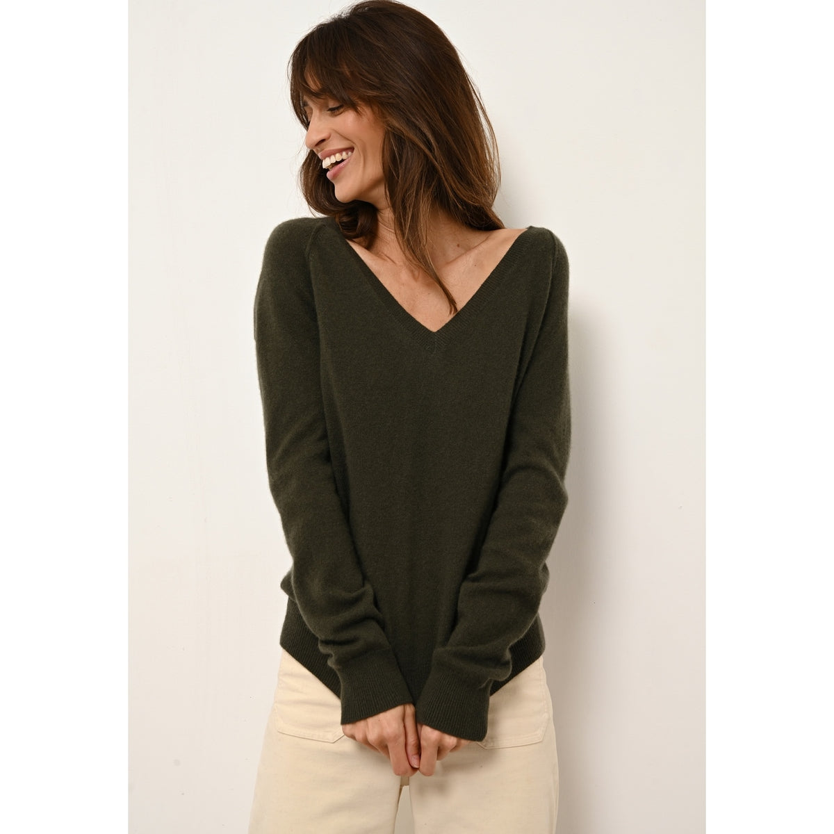Sweter z dekoltem w serek – Phoebe – Khaki