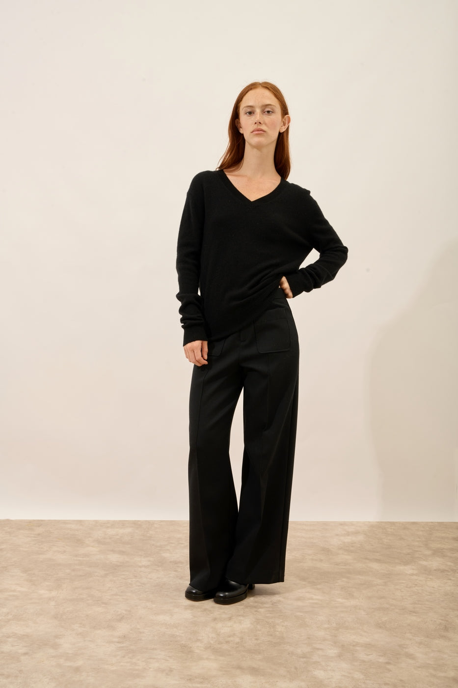 V-Hals Strikbluse - Nora - Sort