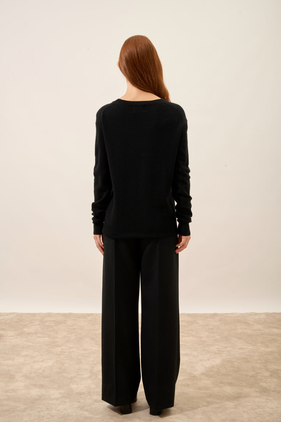 V-Hals Strikbluse - Nora - Sort