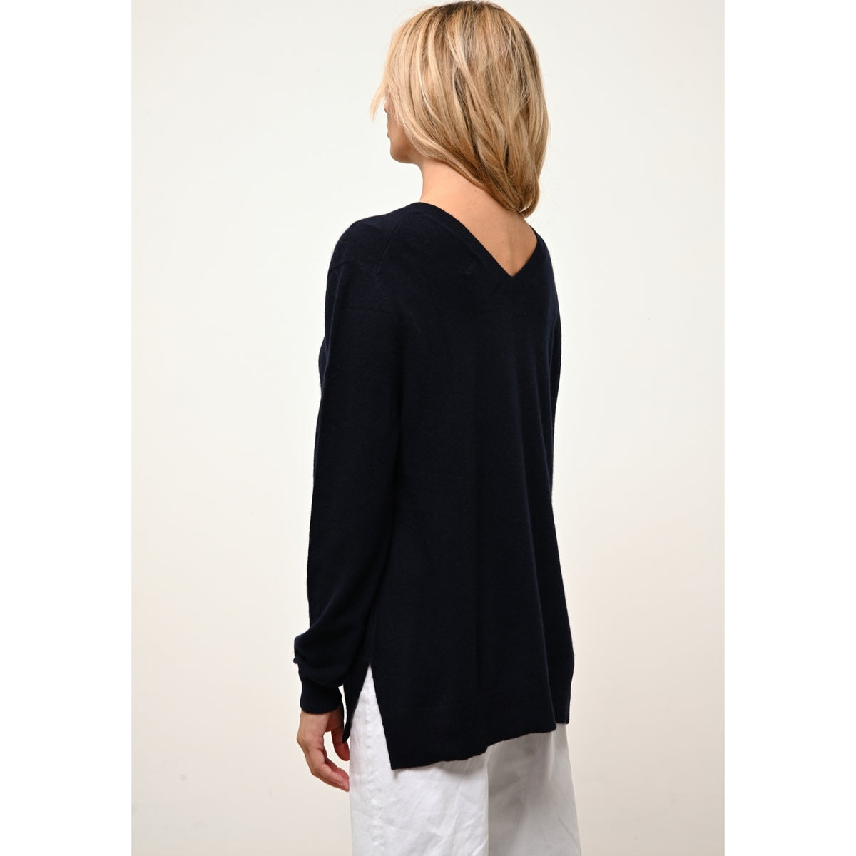 Sweter z dekoltem w serek z przodu i z tyłu – Opal – Navy