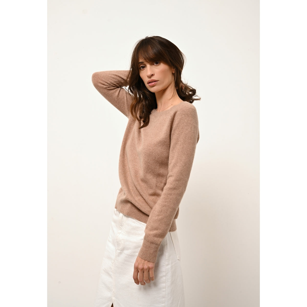 Sweter z dekoltem w łódkę i łezką na plecach - Abigail - Melanż Camel
