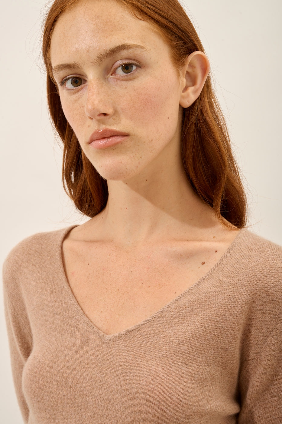 Sweter w serek – Joan – Melange Camel