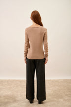 Sweter w serek – Joan – Melange Camel