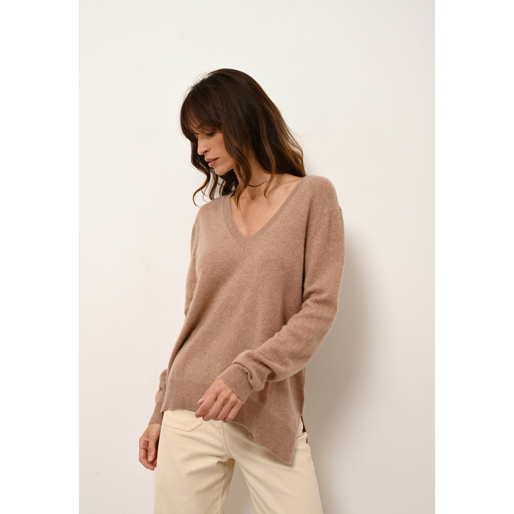 Sweter z dekoltem w serek z przodu i na plecach - Opal - Melanżowy Camel