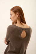 Bådhalset sweater med dråbeudskæring i ryggen - Abigail - Meleret taupe