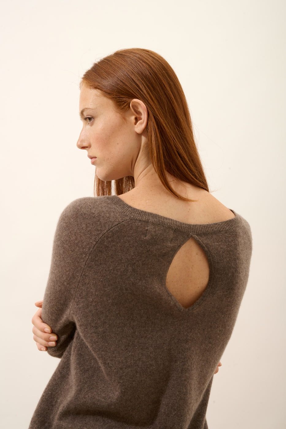 Bådhalset sweater med dråbeudskæring i ryggen - Abigail - Meleret taupe
