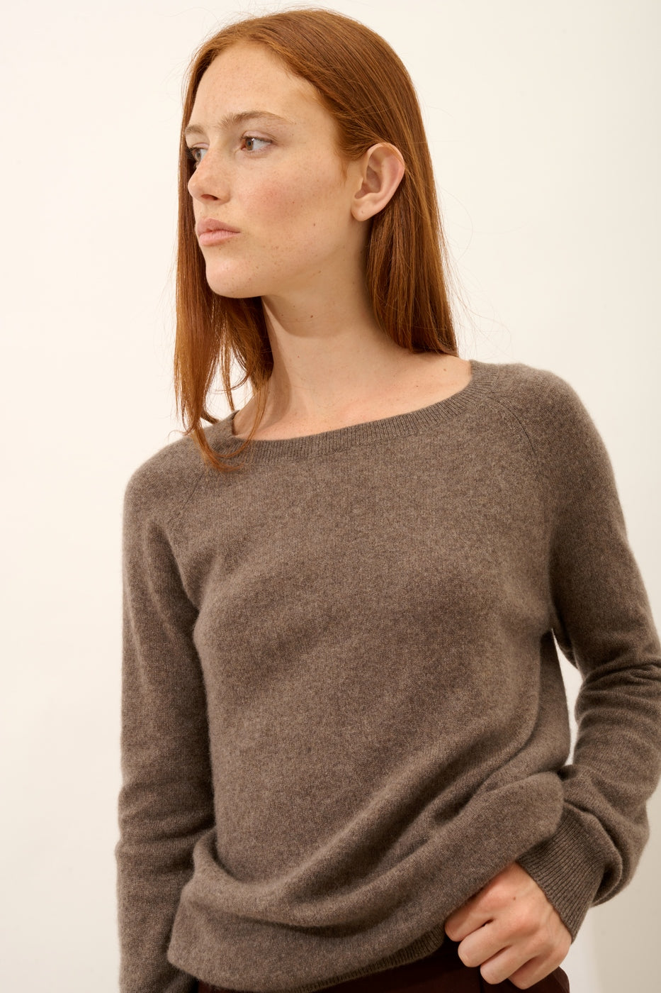 Bådhalset sweater med dråbeudskæring i ryggen - Abigail - Meleret taupe