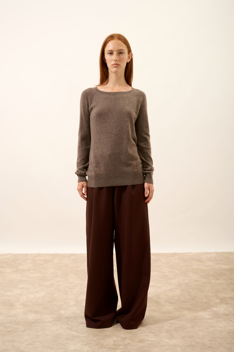 Bådhalset sweater med dråbeudskæring i ryggen - Abigail - Meleret taupe