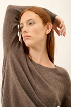 Bådhalset sweater med dråbeudskæring i ryggen - Abigail - Meleret taupe