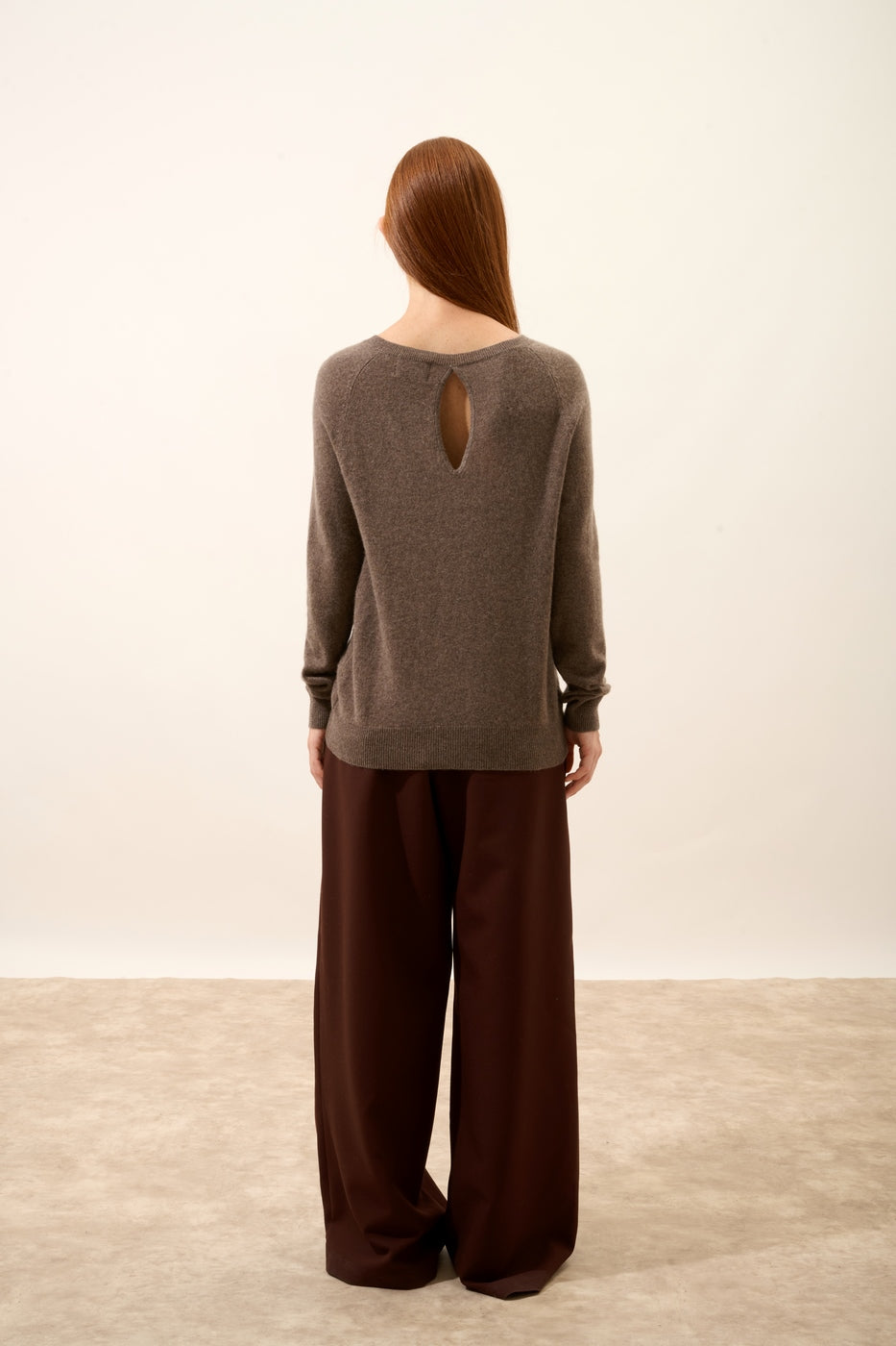 Bådhalset sweater med dråbeudskæring i ryggen - Abigail - Meleret taupe