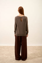 Bådhalset sweater med dråbeudskæring i ryggen - Abigail - Meleret taupe