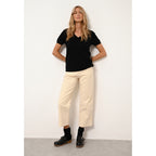 T-shirt z dekoltem w serek – Glamis – Czarny