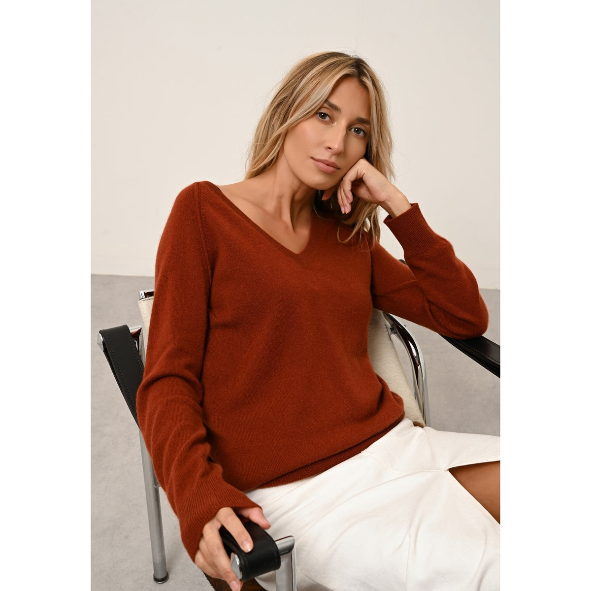 Sweter w serek - Phoebe - Écureuil