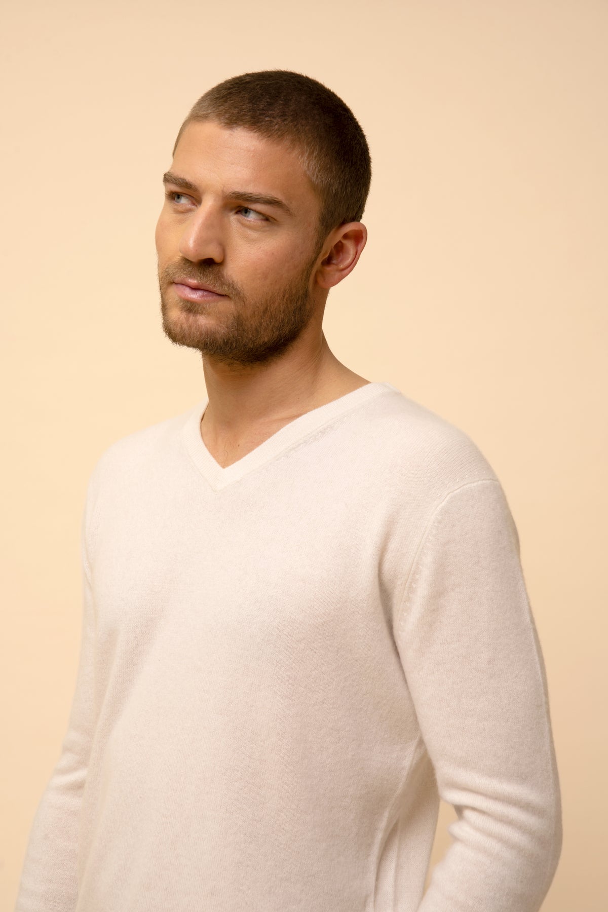 Sweter z dekoltem w serek Walt - 100% kaszmir 2-włóknowy - Kość słoniowa - Męski