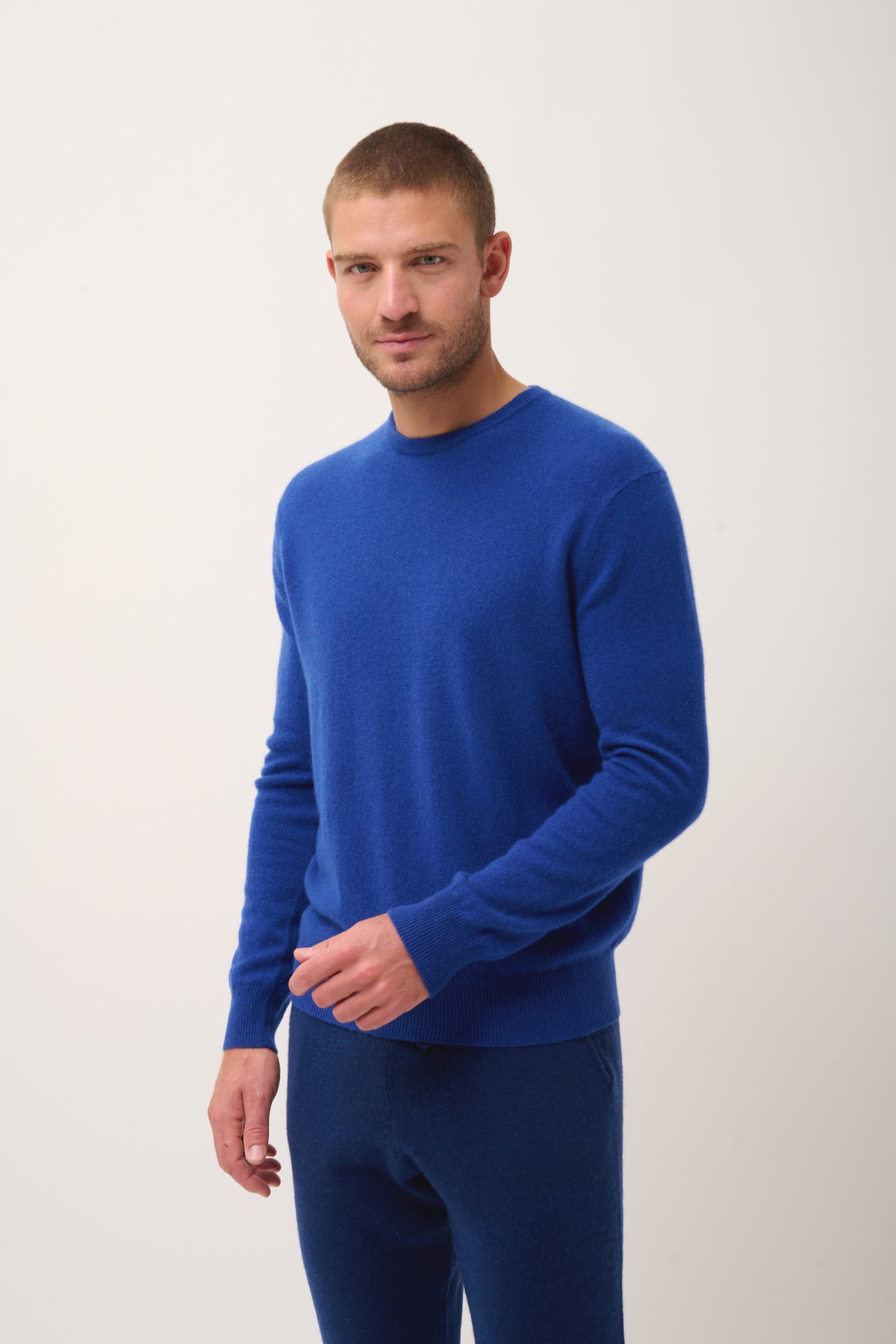 Sweter z okrągłym dekoltem - Howard - Ultramaryna