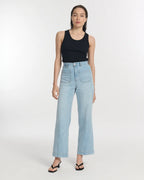Women's jeans in light blue denim, wide, straight cut with high waist and front patch pockets, offering a casual and comfortable style.