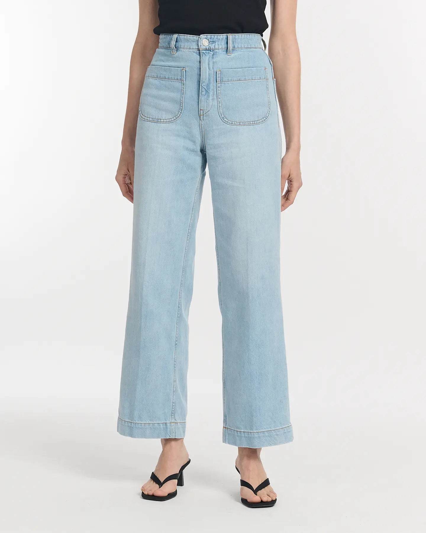 Wide-leg jeans in light blue lightweight denim with visible front pockets, straight cut and high waist, designed to adapt to all female body shapes.