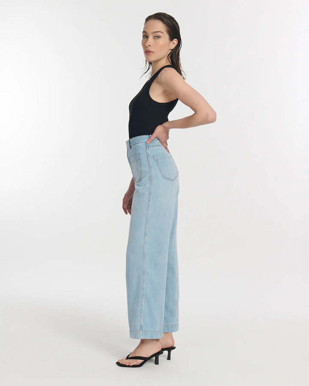 Women's jeans in light blue light denim, straight cut with high waist, 100% cotton fabric offering a comfortable fit and suitable for all body shapes.