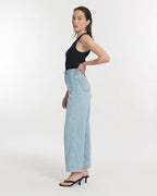 Women's jeans in light blue light denim, straight cut with high waist, 100% cotton fabric offering a comfortable fit and suitable for all body shapes.