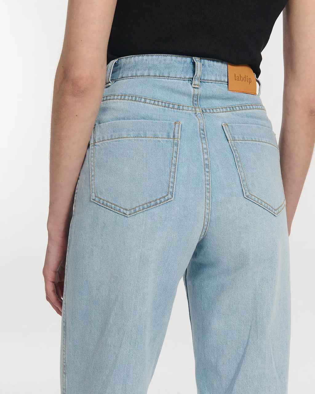 Straight jeans in 100% cotton light blue denim with high waist and wide fit, adapting perfectly to all female body shapes.