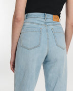 Straight jeans in 100% cotton light blue denim with high waist and wide fit, adapting perfectly to all female body shapes.