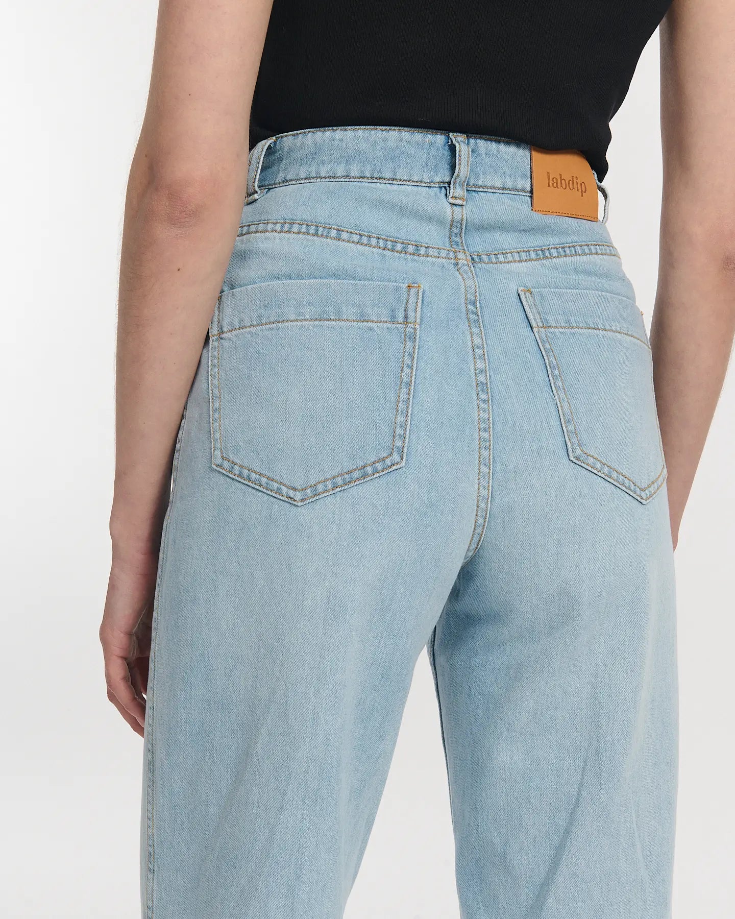 Straight jeans in 100% cotton light blue denim with high waist and wide fit, adapting perfectly to all female body shapes.